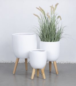 The GardenLite Egg Planter with Legs White (SET OF 3) features three planters; display the largest with tall greenery whilst the other two remain empty for a modern, stylish touch in any space.